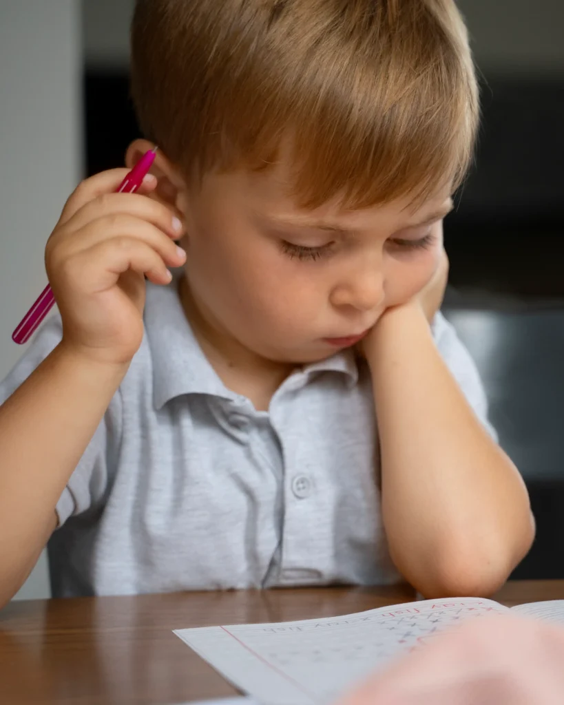 niño aprendiendo inglés con examenes