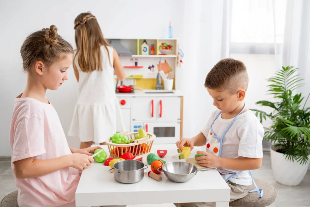Niños practicando inglés mediante un juego de roles
