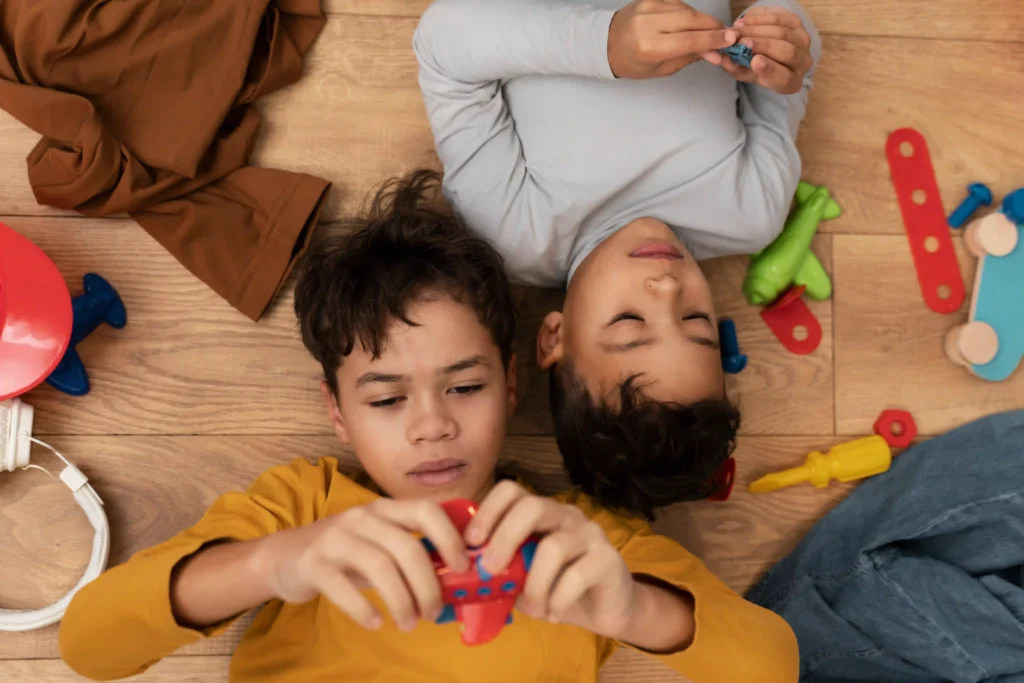 Niños aprendiendo inglés mediante juegos y actividades