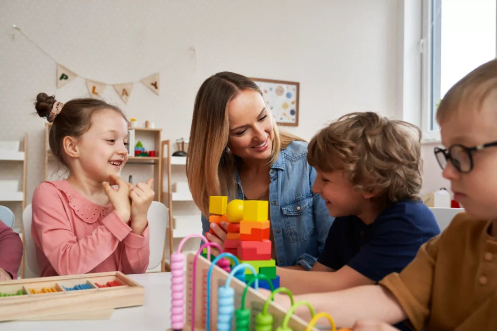 Profesor guiando una actividad de inglés basada en el juego
